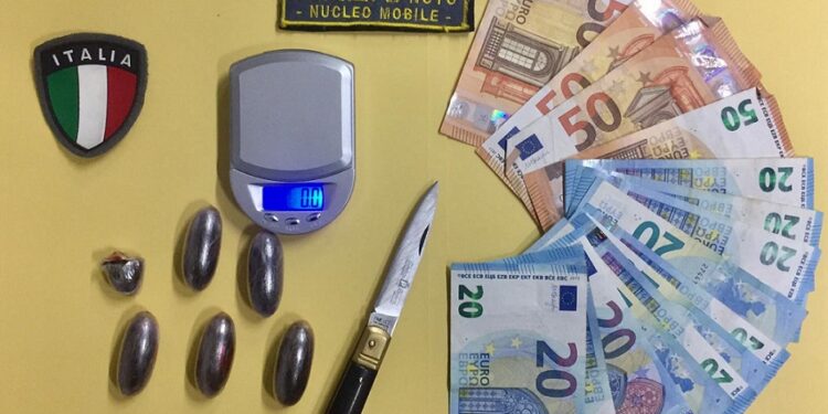 Hashish, contanti e coltelli: nei guai un ventenne di Rosolini