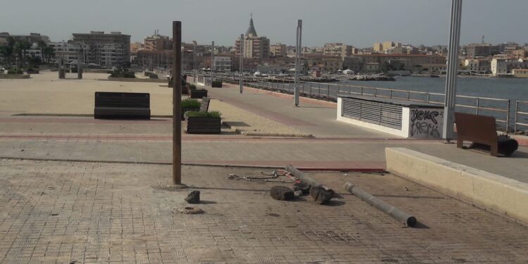 Siracusa, terrazza Talete. Mangiafico: “degrado, spazzatura, vandalismo e area giochi bambini diventata fantasma”