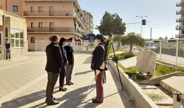 Siracusa. Deposta una corona d’alloro dinanzi la stele dei caduti della Polizia di Stato