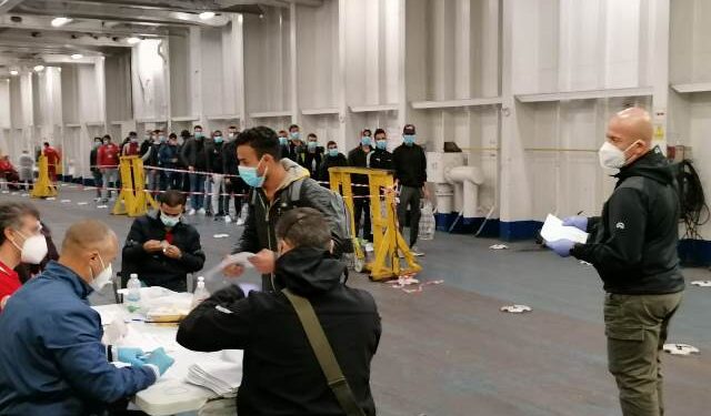 Augusta. Nave quarantena “Suprema”, sbarcati 382 stranieri