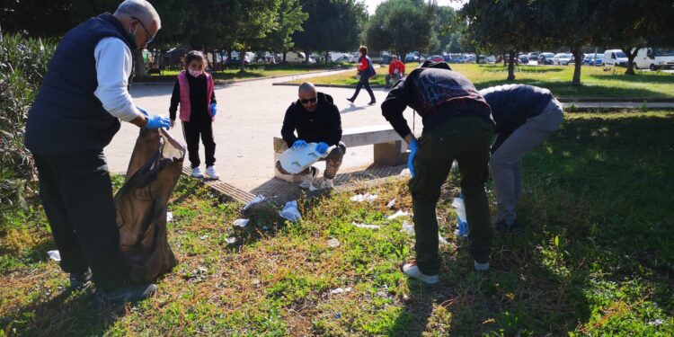 Siracusa. “La Foresta che Avanza” ripulisce il parco Ernesto Cosenza
