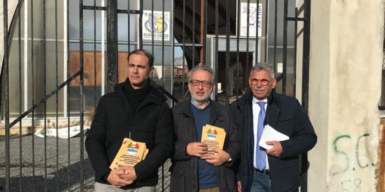 Palestra scuola elementare di Belvedere. Vinciullo, Basile e Marino: “un mese di ritardo nella consegna dei lavori”