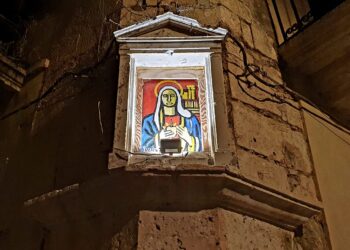Siracusa. Illuminata da ieri sera l’edicola votiva di via Dione con il dipinto di Accolla