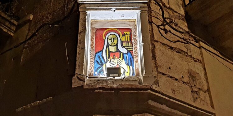 Siracusa. Illuminata da ieri sera l’edicola votiva di via Dione con il dipinto di Accolla