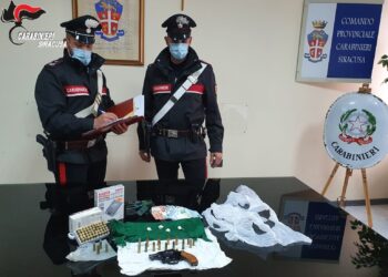 Siracusa. Blitz dei Carabinieri consente di arrestare un uomo trovato in casa con munizioni, droga e armi