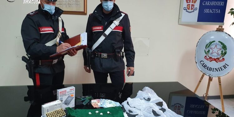 Siracusa. Blitz dei Carabinieri consente di arrestare un uomo trovato in casa con munizioni, droga e armi