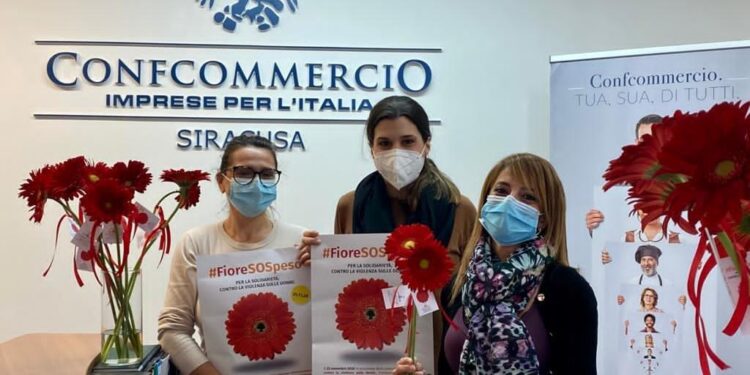 Giornata contro la violenza sulle donne, un fiore sospeso per dire NO