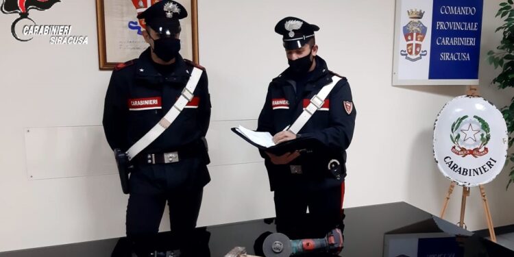 Siracusa. Tenta di rubare oltre 500 litri di benzina da un deposito: arrestato
