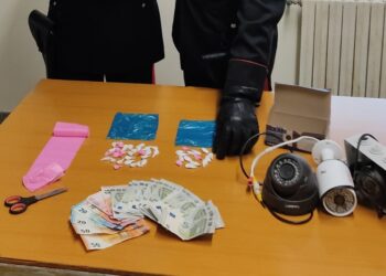 Floridia. Nascondeva più di quaranta dosi di cocaina nella cornetta del citofono: arrestato