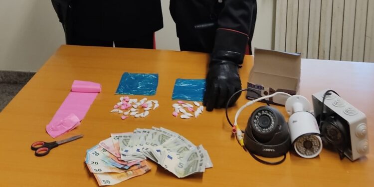 Floridia. Nascondeva più di quaranta dosi di cocaina nella cornetta del citofono: arrestato