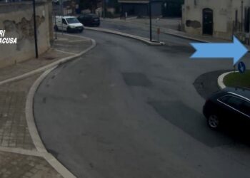 Siracusa. Fuga a bordo di un motorino con il televisore rubato, arrestati
