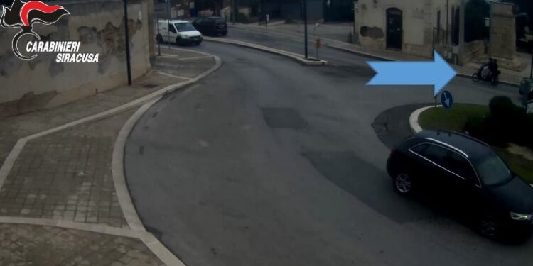 Siracusa. Fuga a bordo di un motorino con il televisore rubato, arrestati