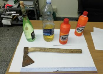 Floridia. Circolava per le vie del centro con molotov, acido muriatico e un’accetta