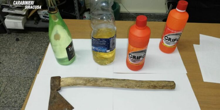 Floridia. Circolava per le vie del centro con molotov, acido muriatico e un’accetta