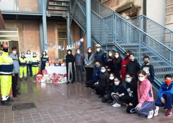 Gli alunni della scuola media di Canicattini Bagni donano le ”scatole scaldacuore” ai loro coetanei più bisognosi del paese