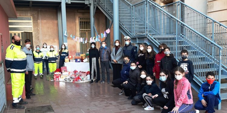 Gli alunni della scuola media di Canicattini Bagni donano le ”scatole scaldacuore” ai loro coetanei più bisognosi del paese