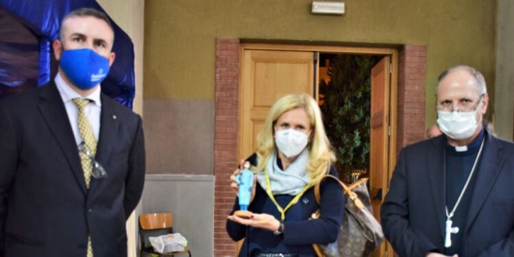 Coldiretti e Confartigianato donano una statuina del presepe alle diocesi di Siracusa e Noto