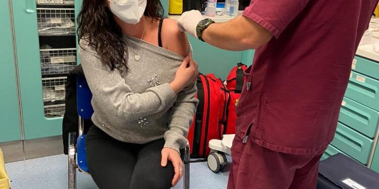 Anche due giovani infermiere di Canicattini Bagni tra il personale sanitario vaccinato ieri a Siracusa