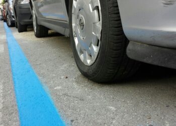 Siracusa. Corso Umberto, sosta al parcheggio Molo per gli abbonati strisce blu