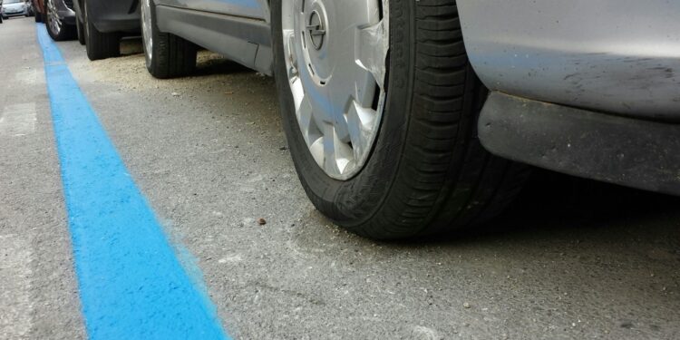 Siracusa. Corso Umberto, sosta al parcheggio Molo per gli abbonati strisce blu