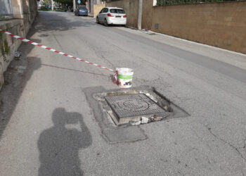 Fusto di vernice e nastro per segnalare pericolo in viale Acradina, Siracusa Protagonista: “una città da terzo mondo”