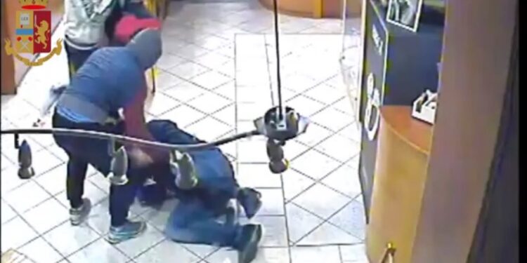 Rapinò una gioielleria di Siracusa, inchiodata dalle immagini di una telecamera: arrestata