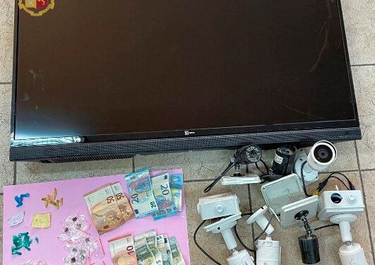 Siracusa. Contrasto alle piazze di spaccio, blitz della Polizia alla Mazzarona: arrestato un uomo