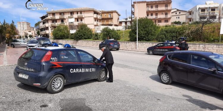 Noto. Prese a picconate un’auto in sosta, identificato l’uomo