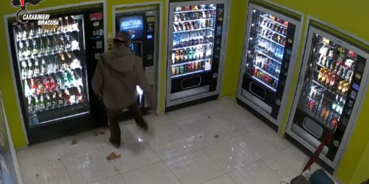 Siracusa. Derubano distributori automatici di bevande: denunciati