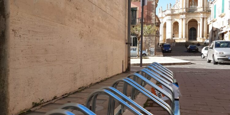 Stalli per bike e street art a Palazzolo Acreide