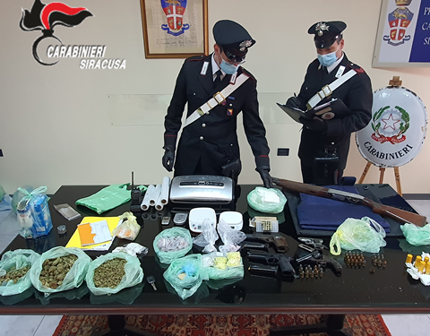 Siracusa. Scovato deposito di armi e stupefacenti, arrestato 50enne