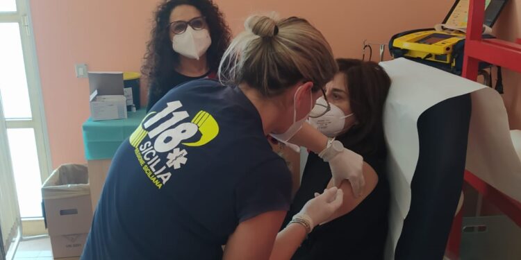 Da ieri i primi vaccini al personale scolastico di Siracusa
