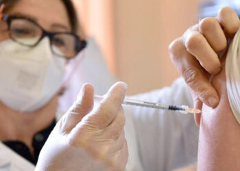 Vaccino anti Covid, da oggi al via le prenotazioni per il personale di tutte le scuole