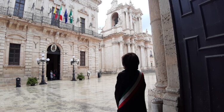 Siracusa. Le vittime del Covid ricordate con un minuto di silenzio in piazza Duomo