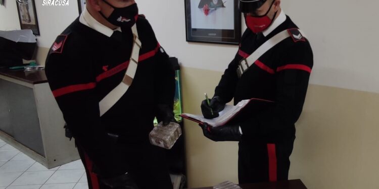 Priolo Gargallo. Trasporta 3 chili di hashish nel suo furgone: arrestato dai Carabinieri