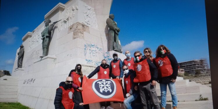 Siracusa, CasaPound recupera i marmi del monumento ai caduti d’Africa