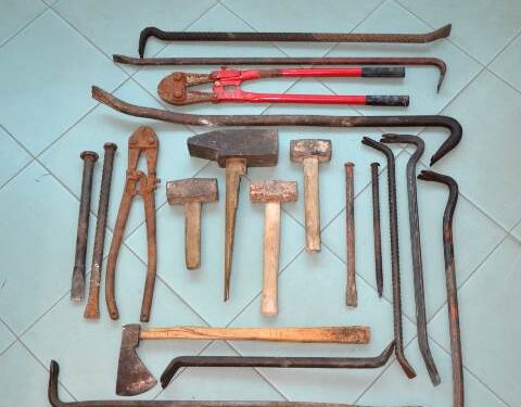 Noto. Eseguito un ordine per la carcerazione e denunciati due uomini per furto e porto di oggetti atti ad offendere