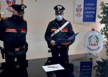 Siracusa. Coltello a serramanico nel vano portaoggetti dell’auto: denunciato