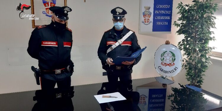 Siracusa. Coltello a serramanico nel vano portaoggetti dell’auto: denunciato