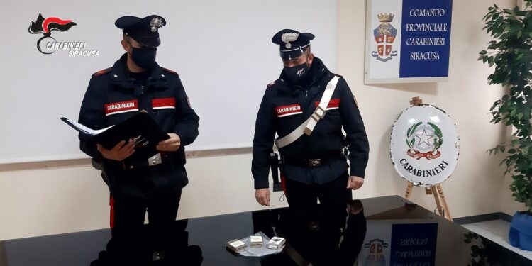 Floridia. Si fa spedire hashish per posta: arrestato