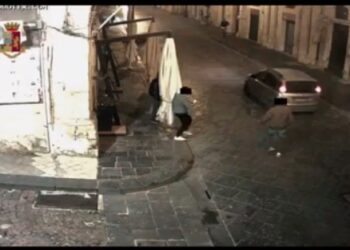 VIDEO- Noto. Tenta di investire un uomo per rancori legati ad un rapporto sentimentale