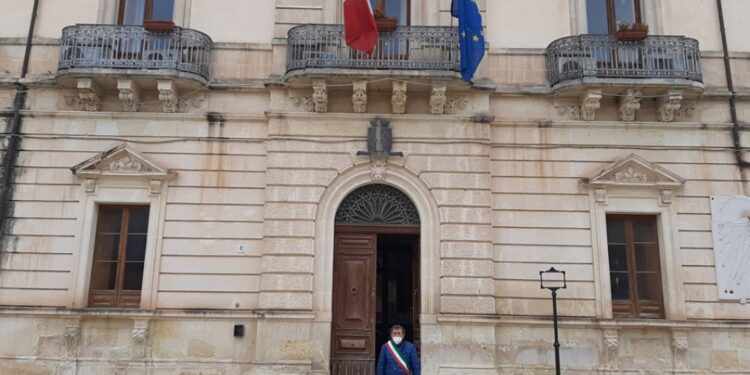 Canicattini Bagni. Un minuto di silenzio per ricordare le vittime del Covid
