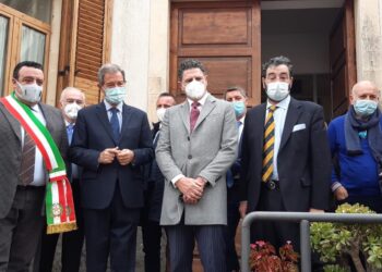 Il presidente della Regione Siciliana Nello Musumeci in visita al centro vaccini di Sortino