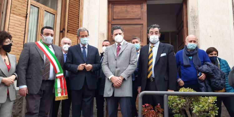 Il presidente della Regione Siciliana Nello Musumeci in visita al centro vaccini di Sortino