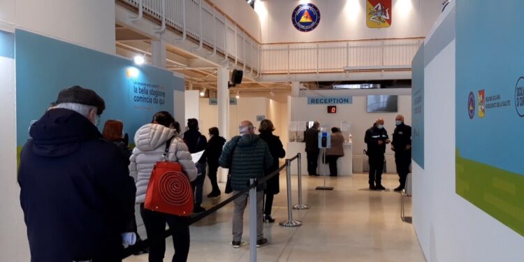 Open weekend, a Siracusa quasi 3 mila dosi di Astrazeneca in tre giorni