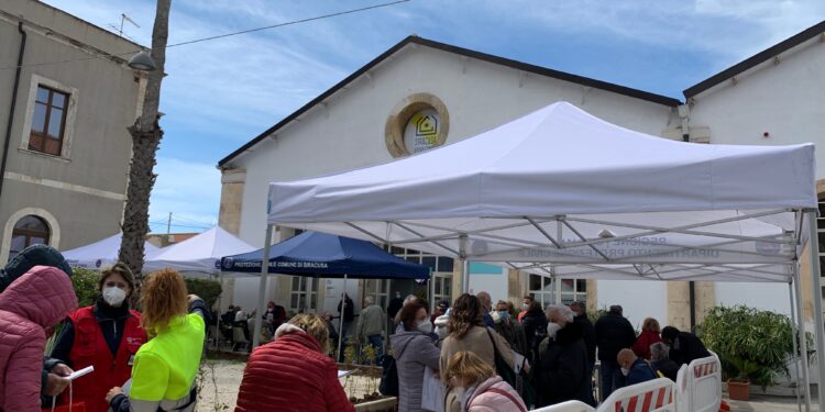 Siracusa. Cgil, Cisl e Uil: “impossibile non denunciare la situazione del centro vaccinale di via Bixio”