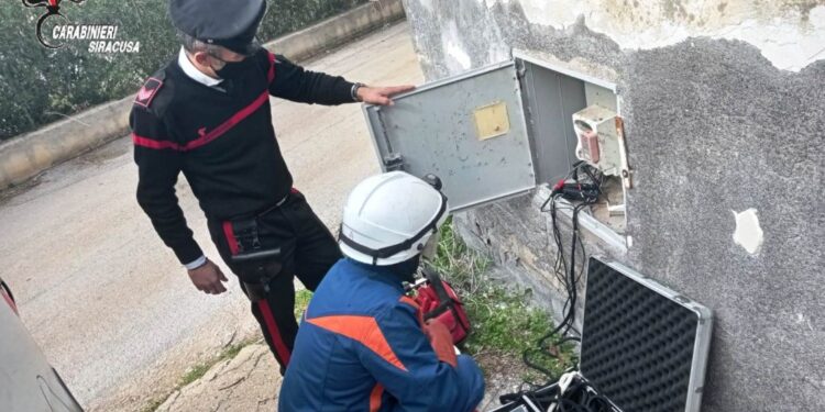Siracusa. Allaccio abusivo alla rete pubblica, denunciato