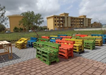 Siracusa. Aule didattiche ambientali realizzate dai genitori e dagli studenti dell’Einaudi utilizzando pedane riciclate