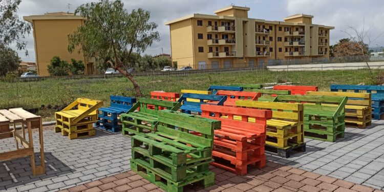 Siracusa. Aule didattiche ambientali realizzate dai genitori e dagli studenti dell’Einaudi utilizzando pedane riciclate