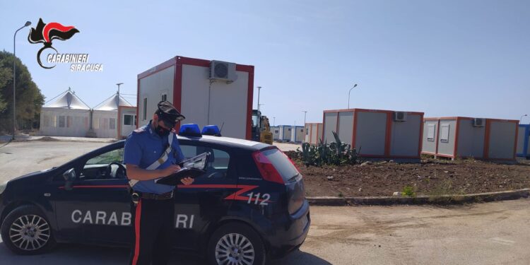 Cassibile, si sostituisce ad un ospite del villaggio migranti per occuparne il posto letto: denunciato